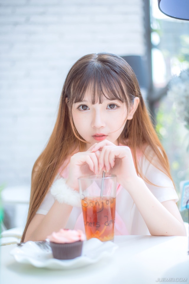 “夫君~”一名美妇带着一股慵懒的风情来到刘璝身后，轻声唤道。